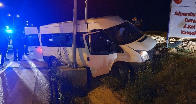 Polisin ‘dur’ ihtarına uymayan araç ile polis minibüsü kaza yaptı: 4 yaralı