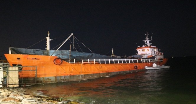 İzmir’de bir gemide 276 sığınmacı yakalandı, organizatör oldukları iddiasıyla 8 kişi gözaltına alındı.