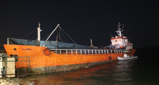 İzmir&#039;de bir gemide 276 sığınmacı yakalandı!