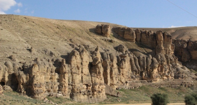 Karaman’daki sıralı kayalıklar peri bacalarını anımsatıyor