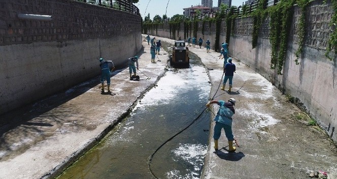 Daha sağlıklı çevre için Kocasinan’da kanallar temizleniyor