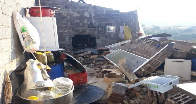 Kuvvetli rüzgar Kula’da bir evin çatısını uçurdu, duvarlarını yıktı