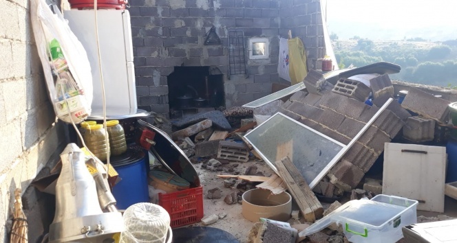 Kuvvetli rüzgar Kula’da bir evin çatısını uçurdu, duvarlarını yıktı