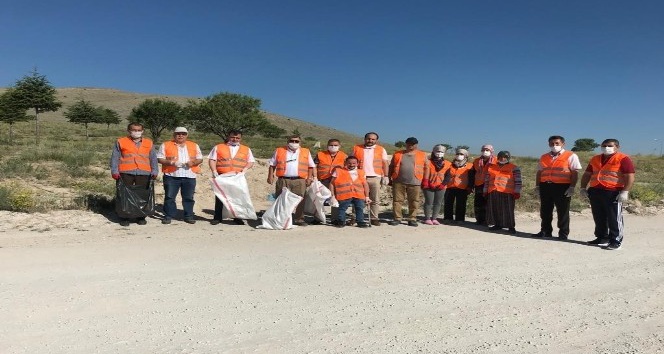Emirdağ gönüllüleri çevre temizliği yapıyor