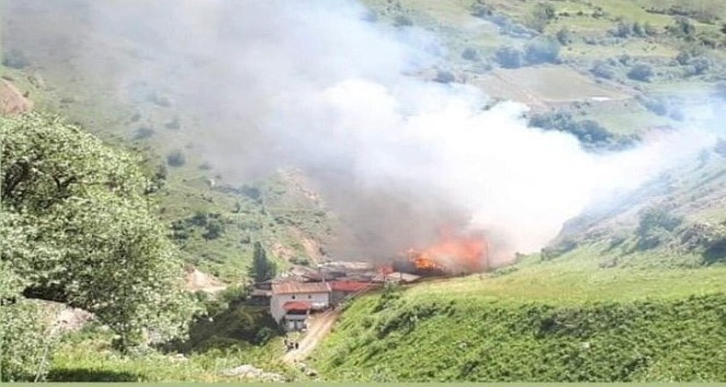 Artvin’in Yusufeli ilçesi Sahlepçiler köyündeki yangın kontrol altına alınmaya çalışılıyor