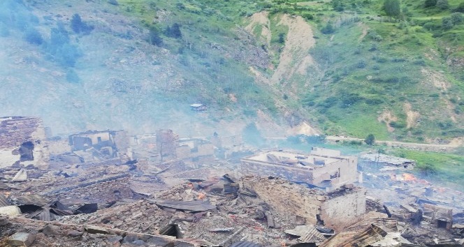 Artvin’in Yusufeli ilçesi Dokumacılar köyü Sahlepçiler mahallesindeki yangın kontrol altına alındı