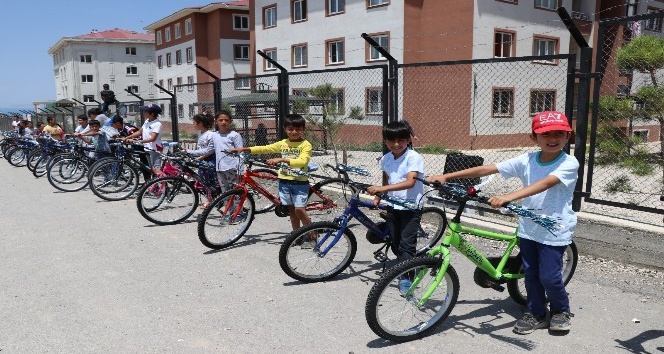Babasız çocukların bisiklet sevinci