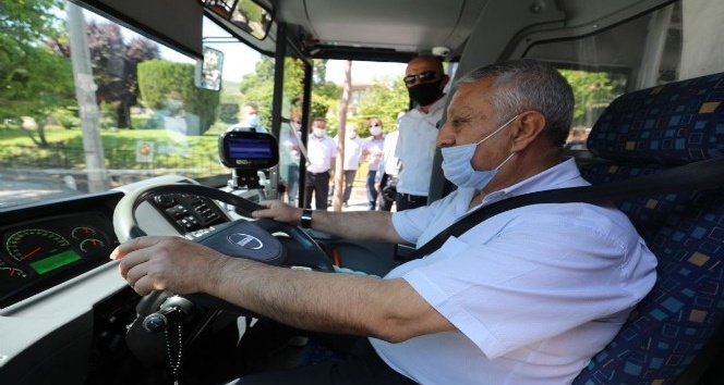 Halk otobüsünün kullanan belediye başkanı pandemi kurallarını denetledi