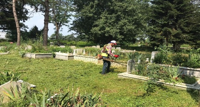 Düzce’de mezarlıklarda bayram temizliği başladı