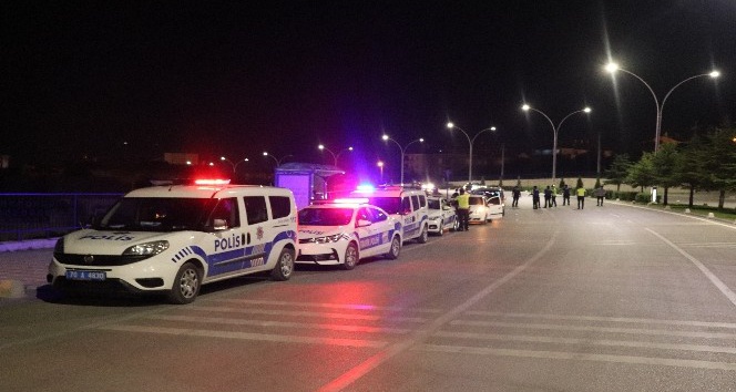 Karaman’da gece yarısı polisten şok asayiş ve trafik uygulaması