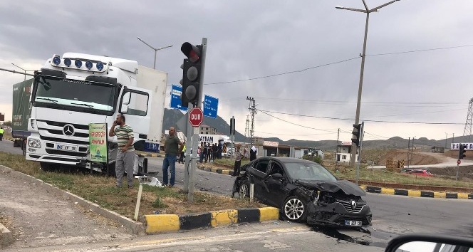 Tatvan’da tır ile otomobil çarpıştı: 2 yaralı