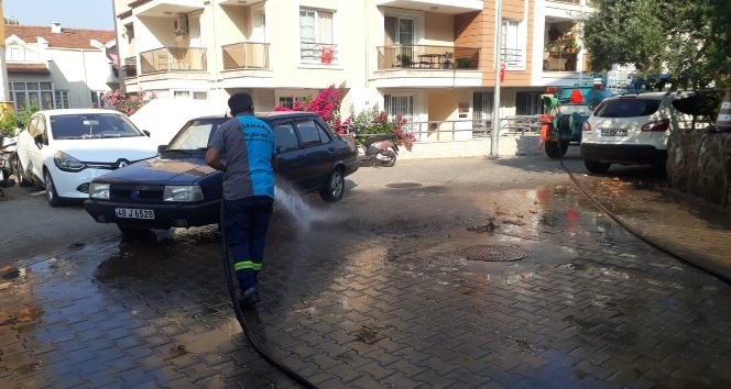 Marmaris’te temizlik ekipleri ilçenin dört bir yanında çalışmalarını sürdürüyor