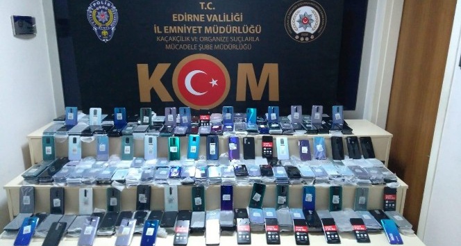 Kapıkule’de tırdan milyonluk kaçak cep telefonu çıktı