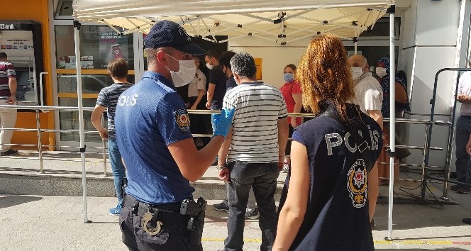 Karabük’te vatandaşlara sosyal mesafe ve maske uyarısı yapıldı