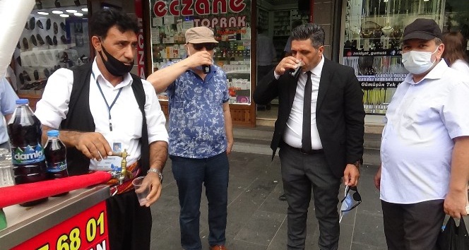 Diyarbakır’da şerbet satıcıları, kentin kültürünü yansıtan tek tip kıyafete geçti