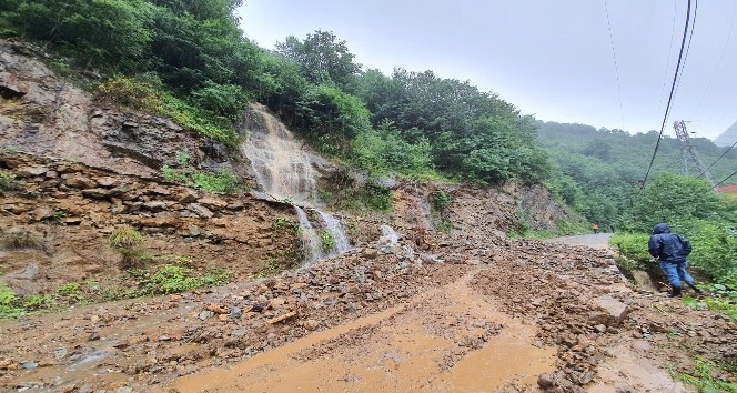 Giresun’da etkili olan sağanak yağış nedeniyle karayollarında heyelan meydana geldi