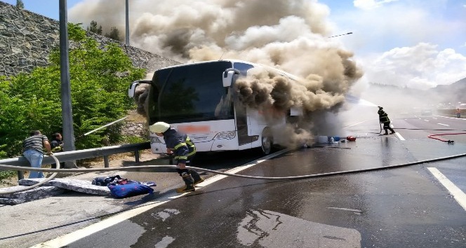 Seyir halindeki otobüs yandı