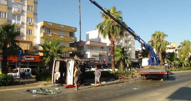Antalya’da midibüs devrildi: 1 yaralı