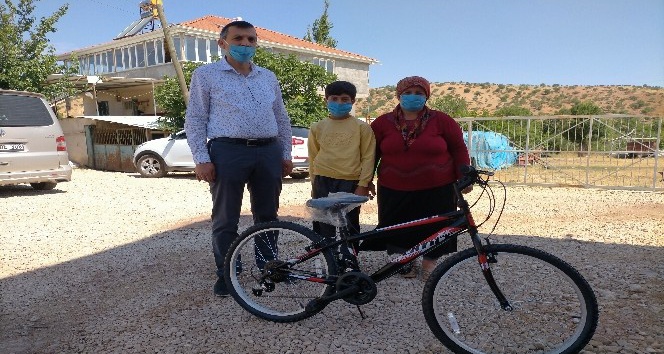 Cumhurbaşkanının talimatıyla Barış’a bisiklet hediye edildi