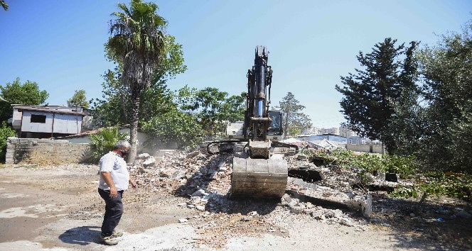 Zeytinköy’de açılacak yeni caddeler için metruk binalar yıkıldı