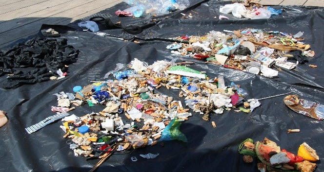 Sahili kirleten maske, plastik ve metal atıklar ile sigara izmaritleri toplanıp sergilendi