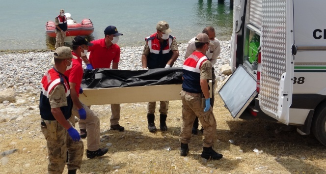 Van Gölü&#039;nde batan tekneden cesetler çıkarılıyor