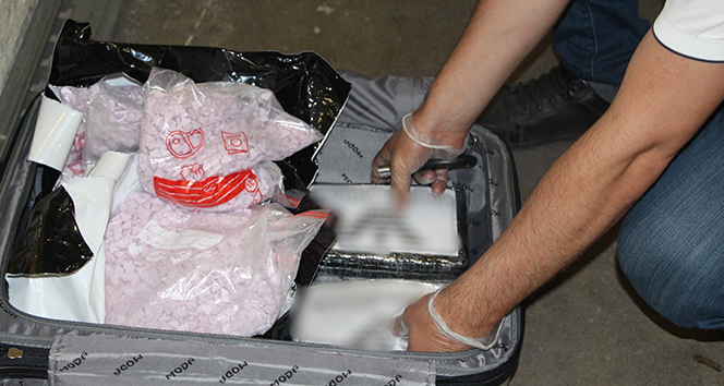 Kapıkule&#039;de bir tırda 135 bin uyuşturucu hap ve 2 kilo kokain ele geçirildi