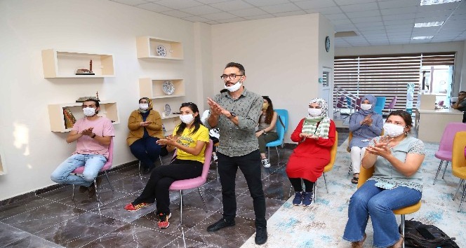 Aksaray Belediyesi tarafından açılan işaret dili kurslarında eğitimler devam ediyor