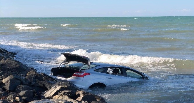 Samsun’da otomobil denize uçtu, sürücü sağ kurtuldu
