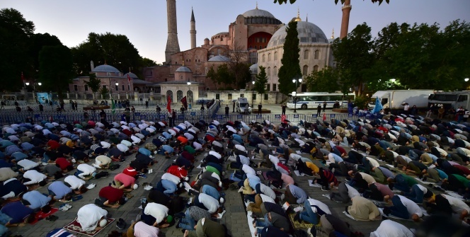 Ayasofya önünde akşam namazı kılındı