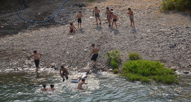 Sıcaklar bastırdı gençler su kenarına koştu