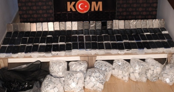 İstanbul&#039;a giden araçtan yüzlerce kaçak telefon çıktı