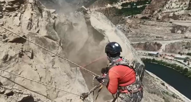 Düşme riski olan dev kayalar dağcılar tarafından böyle temizleniyor