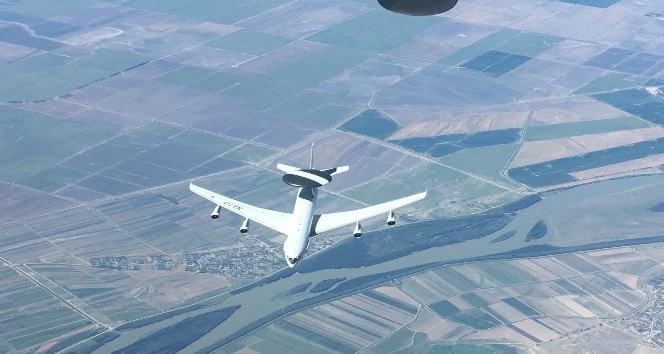 Milli Savunma Bakanlığı: “NATO’ya ait AWACS uçağına, Hava Kuvvetlerimize ait tanker uçağı tarafından Romanya üzerinde 23.000 feet irtifada yakıt ikmali yapıldı”