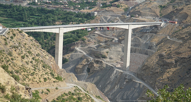 Türkiye&#039;nin en yüksek köprüsü hizmete açıldı