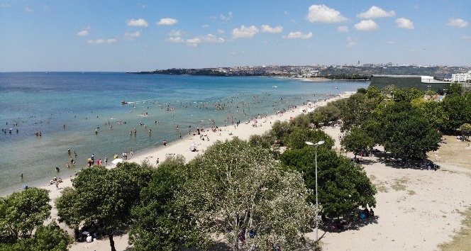 Menekşe Halk Plajı’nda endişelendiren kalabalık
