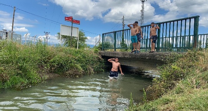 Sıcaktan bunalan çocuklar sulama kanalında serinledi
