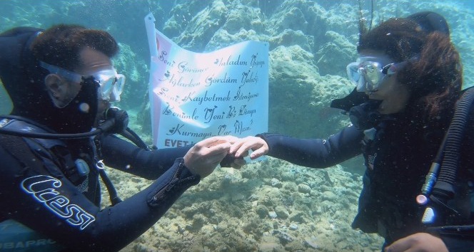 Suyun metrelerce altında sürpriz evlilik teklifi