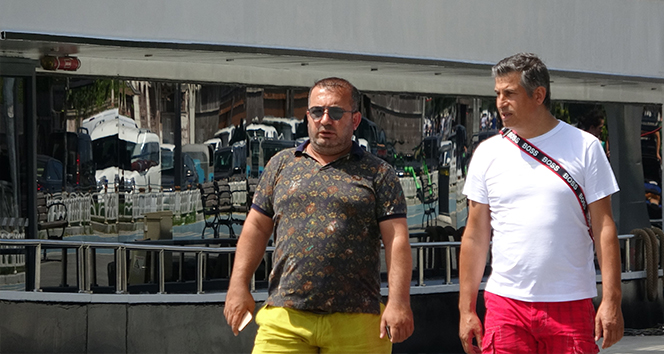 Beşiktaş ve Sarıyer&#039;de maske kuralı yine hiçe sayıldı, kimi koluna taktı kimi elinde gezdirdi