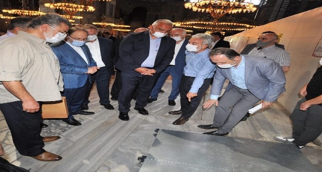 Bakan Ersoy ve Diyanet İşleri Başkanı Erbaş, Ayasofya Camii’nde incelmelerde bulundu