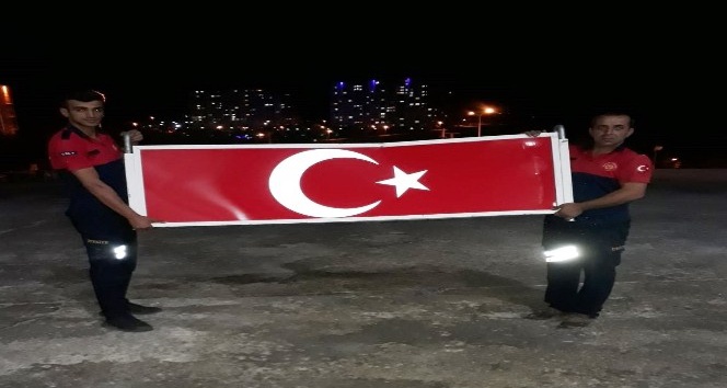 İtfaiye ekipleri Türk bayrağını yerde bırakmadı