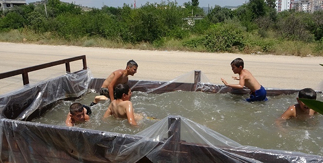 Çocukların 'römork havuz' keyfi