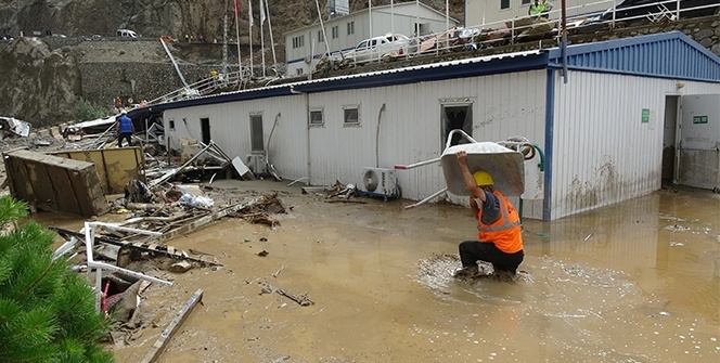 Selden kurtulan şantiye çalışanları eşyalarını kurtarmaya çalıştı
