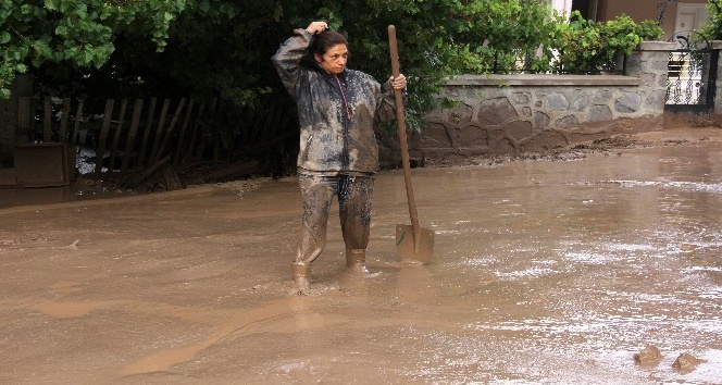 Erzincan’da sağanak sonrası derelerden sel geldi