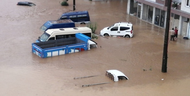 Şairler Deresi yolu trafiğe kapattı! Araçlar sular altında kaldı