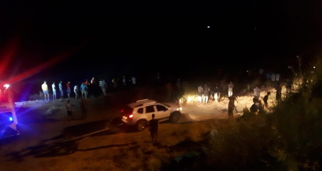 Yüzmek için tarihi köprüden dereye atlayan Suriyeli genç, boğularak hayatını kaybetti