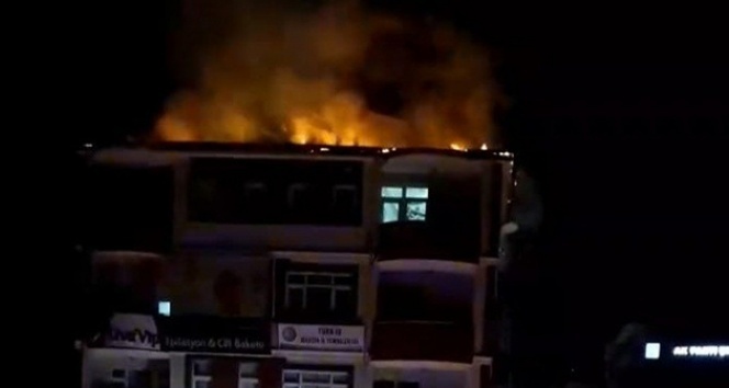 8 katlı binanın çatısında çıkan yangın korkuttu