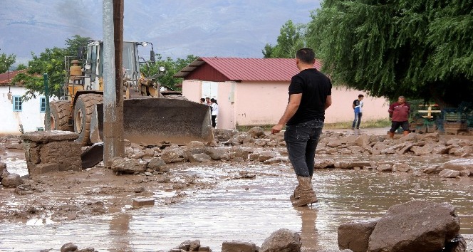 Erzincan’da dereden taşan sel suları mahallenin ortasından geçti