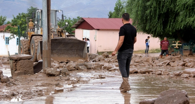Erzincan’da dereden taşan sel suları mahallenin ortasından geçti