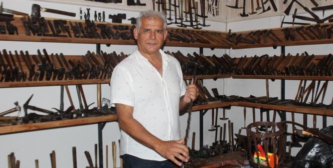 Türkiye'nin ilk çekiç koleksiyonunu kurdu